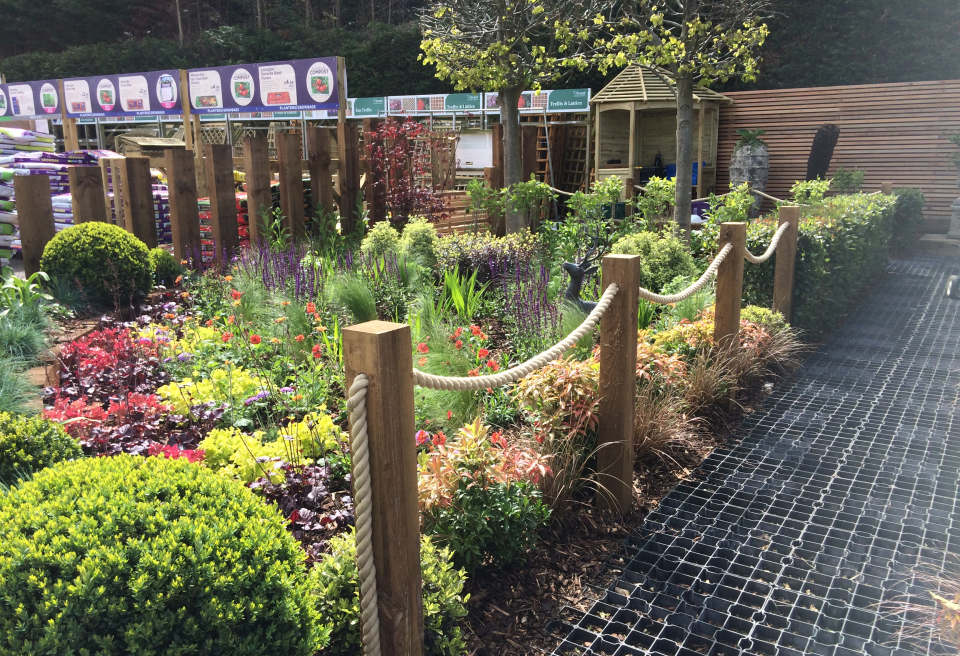 Post and Rope lined Walkway